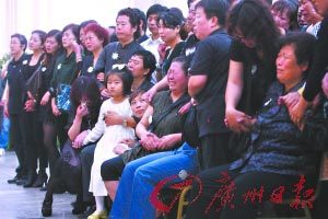 邢丹追悼会上千人吊唁 五岁女儿默默落泪(图)