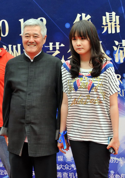 众星出席华鼎奖红毯 赵本山首次携15岁女儿走红毯