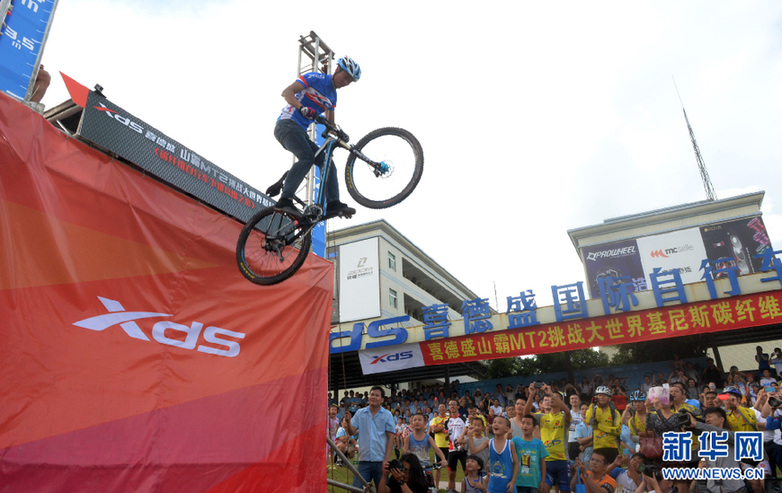 深圳单车创造世界碳纤维单车下跳高度纪录