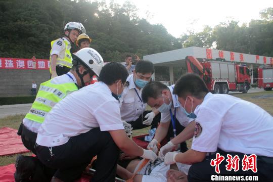 深港珠澳首次联合举行医疗救援演练 直升机参与