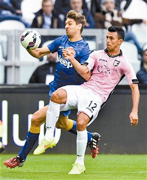 90后男孩痴迷球服心瘾难耐 专卖店里用A货掉