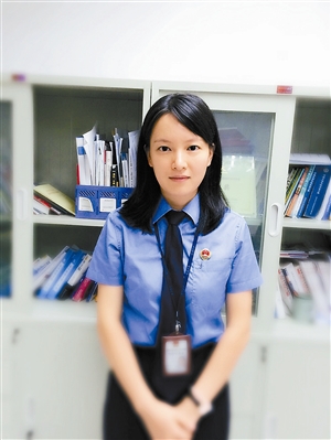 90后男孩痴迷球服心瘾难耐 专卖店里用A货掉