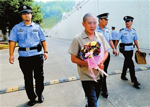 正航电声乐队是由深圳监狱狱友组建的,他们为这次婚礼准备了两首歌