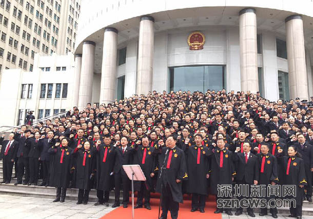 首个 国家宪法日 深圳中级人民法院法官对国旗