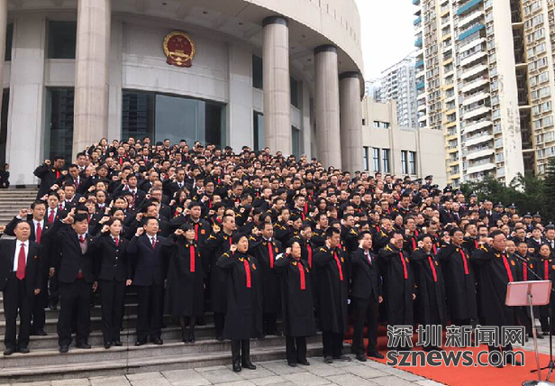 首个 国家宪法日 深圳中级人民法院法官对国旗
