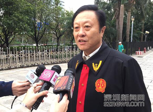 首个 国家宪法日 深圳中级人民法院法官对国旗