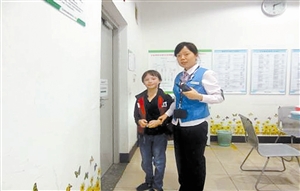 地铁寻亲故事：外国小男孩哭泣 乘务员帮其联络亲人