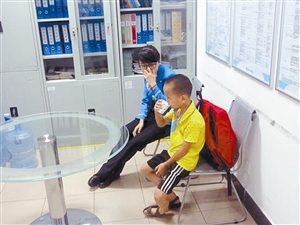 地铁寻亲故事：外国小男孩哭泣 乘务员帮其联络亲人