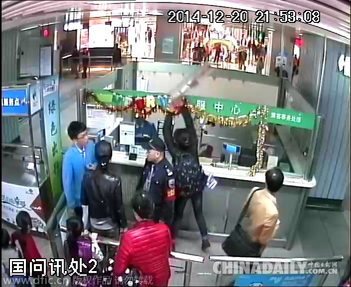 深圳惊现史上最牛地铁乘客 闯入服务亭抡椅子砸票务员