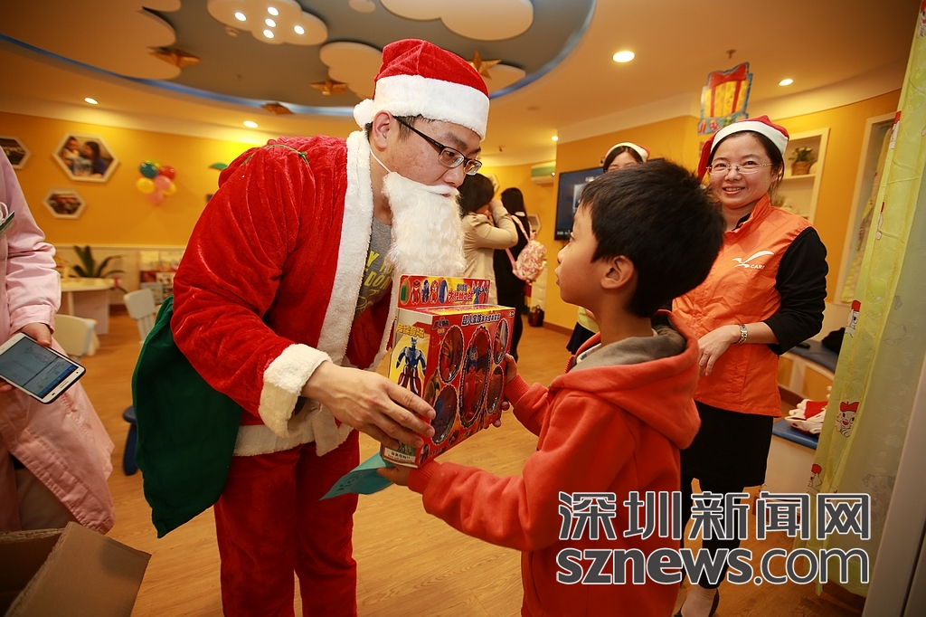 圣诞老人走进深圳儿童医院 送出350份礼物[1