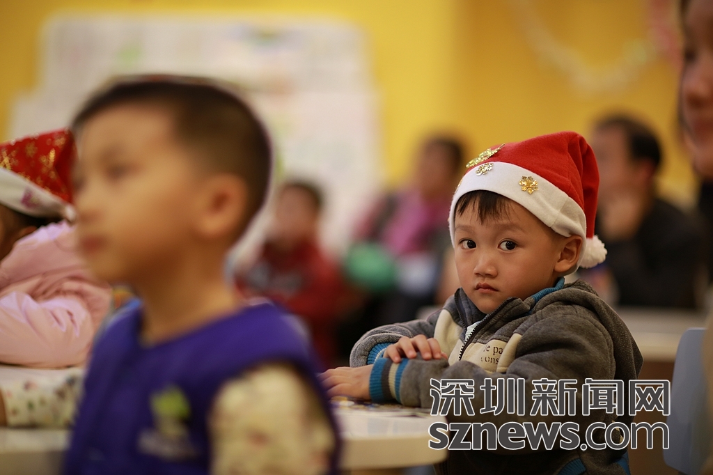 圣诞老人走进深圳儿童医院 送出350份礼物[5
