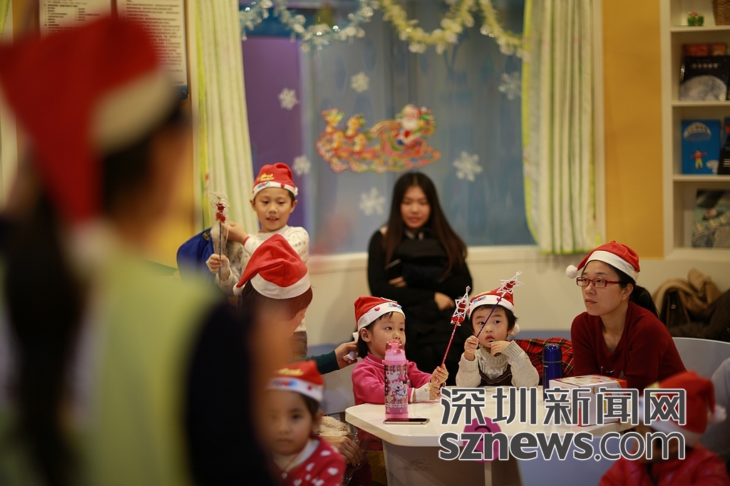 “圣诞老人”走进深圳儿童医院 送出350份礼物
