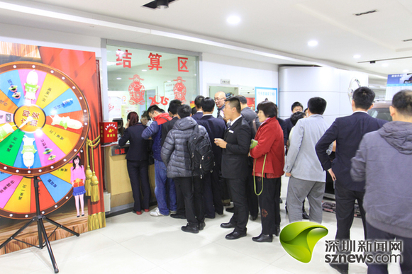 深圳实施汽车限购 市民请假前往4S店排队购车