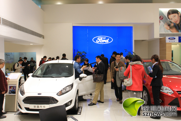 深圳实施汽车限购 市民请假前往4S店排队购车