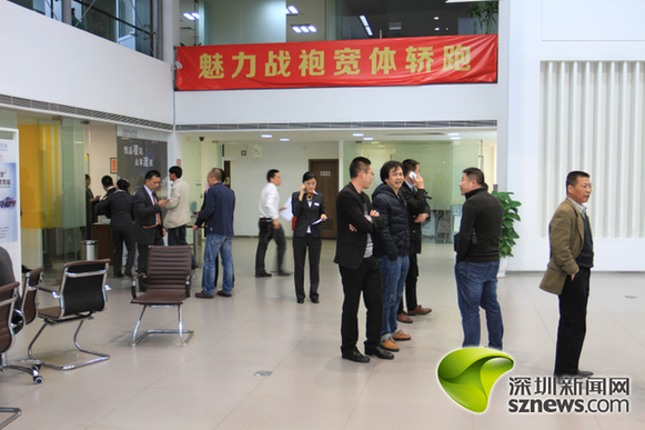 深圳实施汽车限购 市民请假前往4S店排队购车