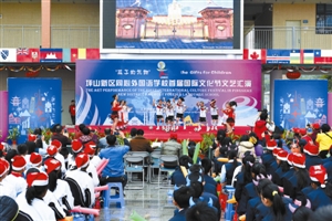 坪山同心外国语学校老师打伞,学生淋雨?教育