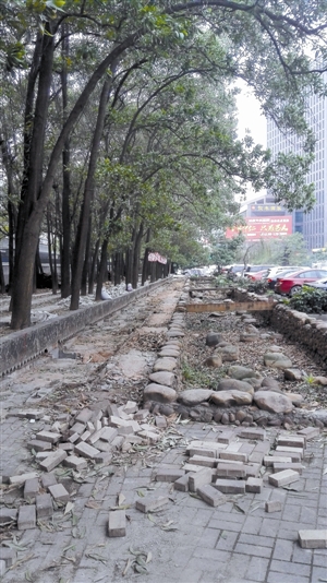 锦绣江南小区要拆围墙修马路?部分业主反对拆