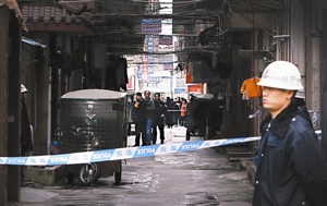 初一女生推开家门惊见三人死于屋内 凶手疑为