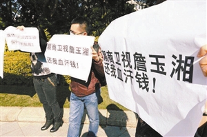 深圳工人口号_深圳环卫工人照片(2)