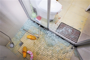 洗澡时钢化玻璃爆炸 深圳六岁男孩身上十几处割伤
