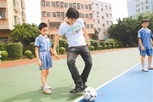 深圳校园足球走在国内前列 “体转教”将带来什么？