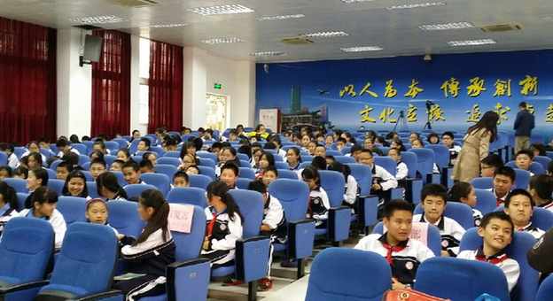 作家南翔走进红岭中学 与初中学子分享写作人生