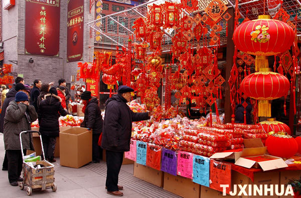 春节临近,天津古文化街热闹非繁,年味十足,吸引了众多前来购置年货的