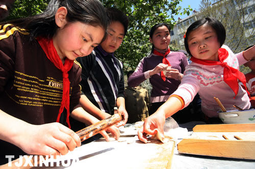 劳动小能手 快乐过“五一”