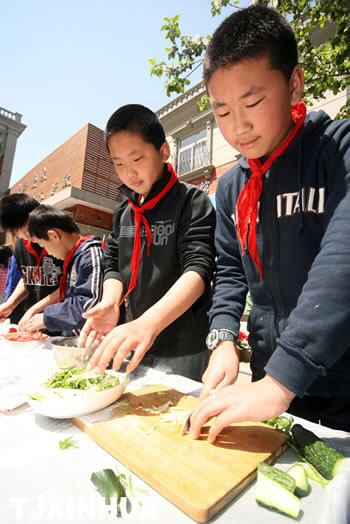 劳动小能手 快乐过“五一”