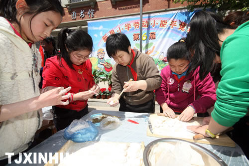 劳动小能手 快乐过“五一”