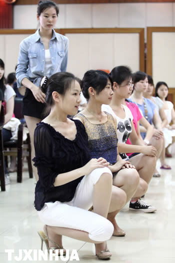 “资深”志愿者指导达沃斯礼仪服务志愿者新成员