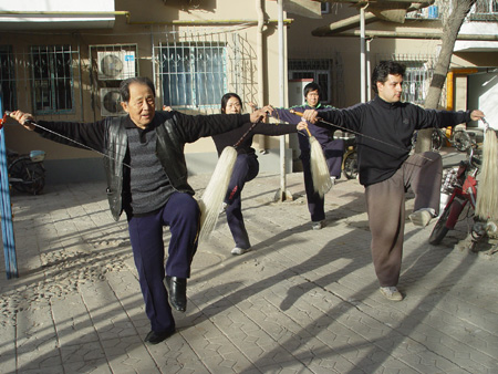 中华武坛精英马杰带领中外弟子练习“剑拂合壁”