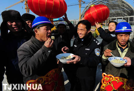 天津红桥民警与外乡农民工同度小年