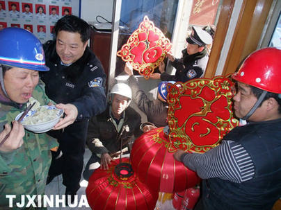 天津红桥民警与外乡农民工同度小年