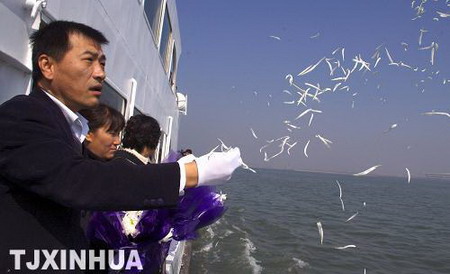天津举行首届海上集体共祭活动