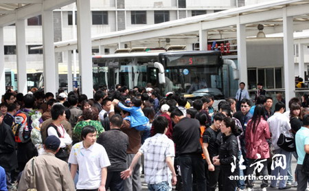 小长假公交运送乘客660万人次 游园客流增四成