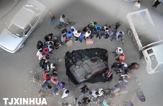 路面现大坑 汽车深夜坠入