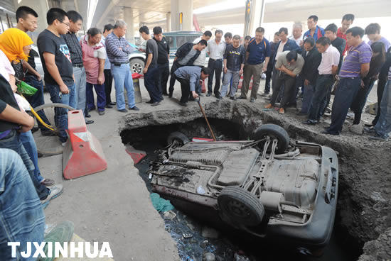 路面现大坑 汽车深夜坠入