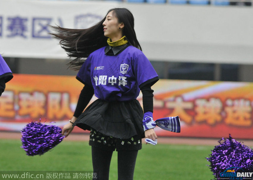 沈阳中泽vs天津松江 足球宝贝白皙秀黑长发上