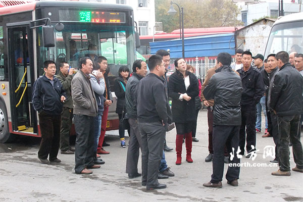 天津公交161路遭民营车主围堵无法运营 盼早日解决