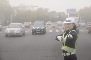 女交警雾霾天依然坚守:望市民更多选择绿色出行