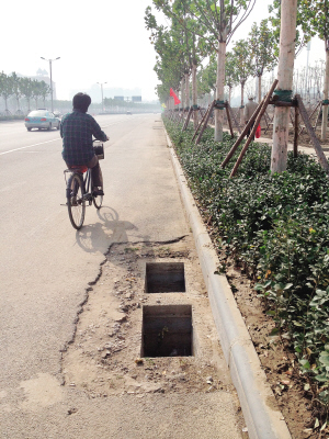 吉兆路开通仨月井盖竟丢了一半(图)