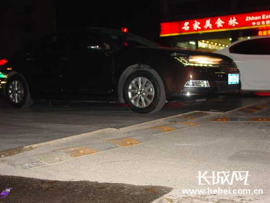 天津：固定铁板减速带东扭西歪 市民路过状况百出