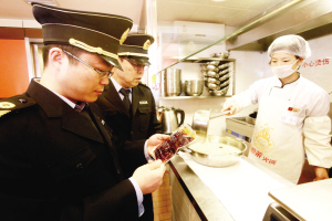 津进行火锅底料检查 火锅店卖凉菜需配专用房