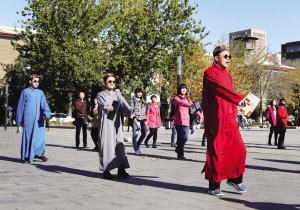 账房先生玩快闪 北洋广场跳兔子舞