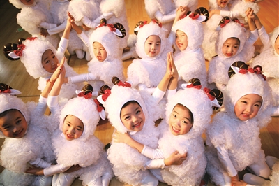天津青少年活动中心 萌娃扮“祥羊”迎新年(图)