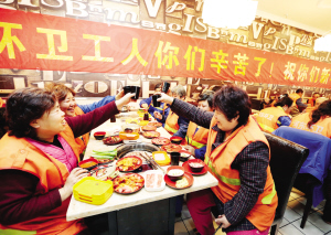 夫妻店请100环卫工吃烤肉 市民：太有人情味了