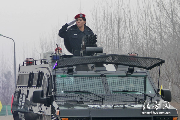 天津成立“金鹰突击队” 女兵携尖端武器亮相