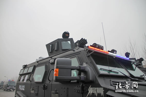 天津成立“金鹰突击队” 女兵携尖端武器亮相