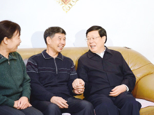 市领导同志看望困难群众和劳动模范